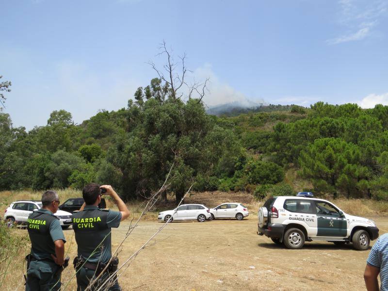 Tres helicópteros y medio centenar de bomberos luchan contra el incendioregistrado este domingo al norte de La Zagaleta.