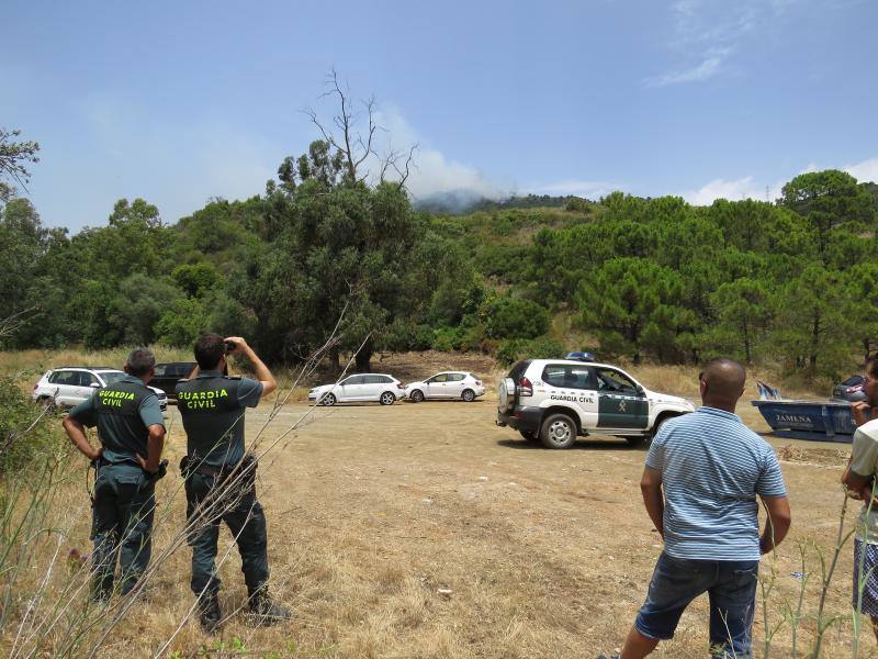Tres helicópteros y medio centenar de bomberos luchan contra el incendioregistrado este domingo al norte de La Zagaleta.