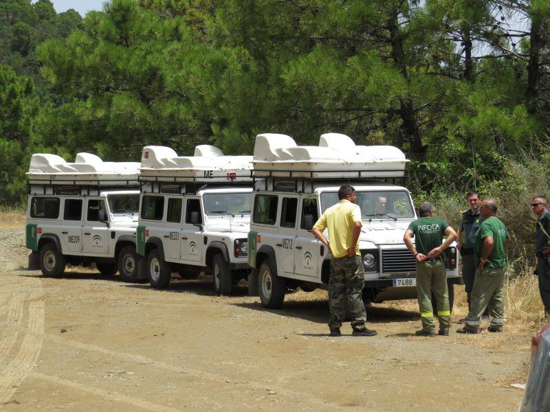 Tres helicópteros y medio centenar de bomberos luchan contra el incendioregistrado este domingo al norte de La Zagaleta.