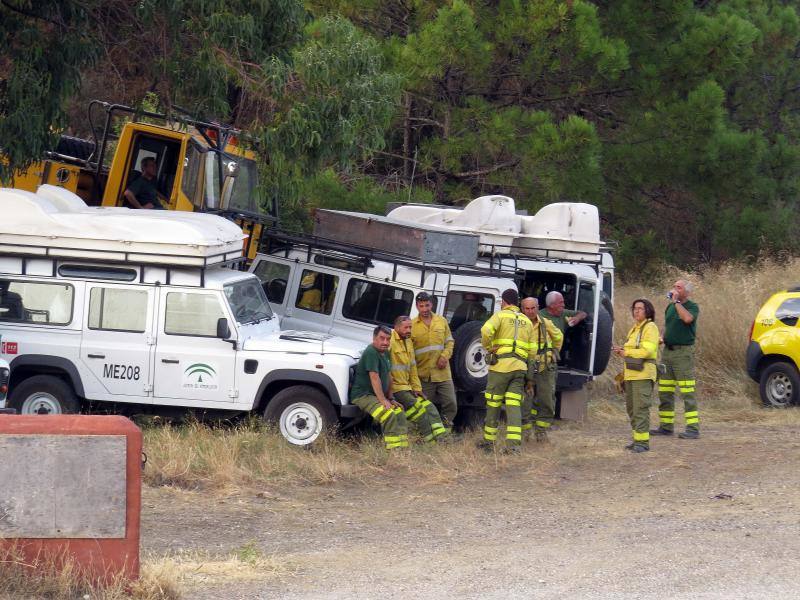 Tres helicópteros y medio centenar de bomberos luchan contra el incendioregistrado este domingo al norte de La Zagaleta.