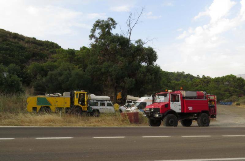 Tres helicópteros y medio centenar de bomberos luchan contra el incendioregistrado este domingo al norte de La Zagaleta.