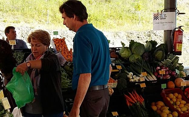 Un sábado ajetreado en el mercado de Nuestra Tierra, con productos de toda la comarca. 