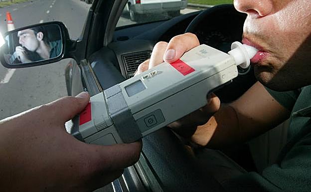 Un conductor ebrio echa de la carretera a varios coches y una ambulancia