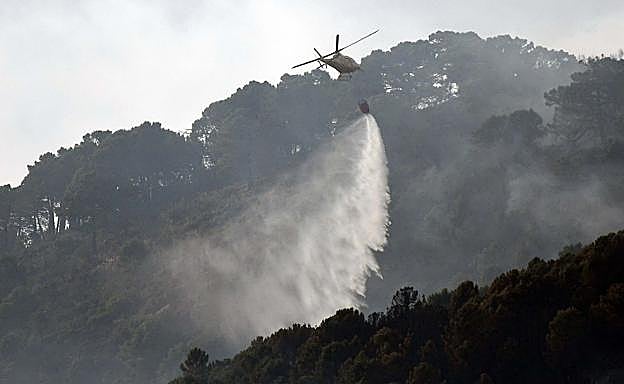 Un helicóptero sobre la zona.