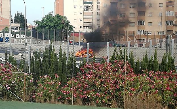 Arde un coche en la salida de la avenida de Valle-Inclán