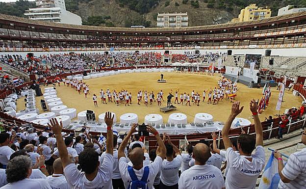 Desfile de los diferentes países en la Plaza de Toros de la Malagueta. 