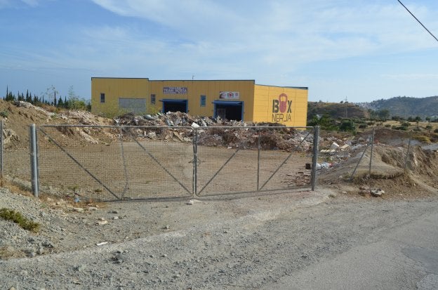 En el entorno del polígono industrial se están produciendo acopios de escombros en parcelas. 