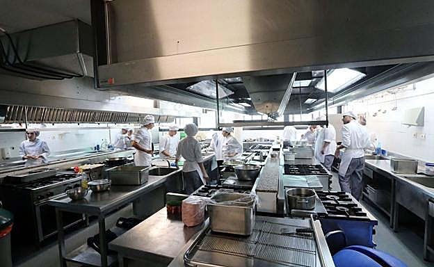 Alumnos en la cocina de La Cónsula (archivo).