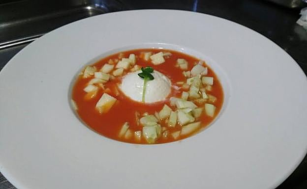 Gazpacho con helado de queso fresco de cabra malagueña y albahaca de Casa Paco.
