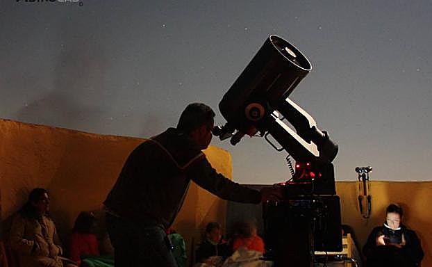 Contemplando la luna.