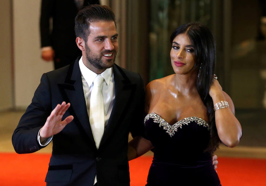Como antesala al inicio de la celebración de la boda de Lionel Messi, excompañerosen el Barça como Carles Puyol, Xavi, Cesc Fàbregas y Samuel Eto'o, junto a sus esposas, fueron los primeros en posar en la alfombra roja del hotel casino City Center de Rosario.