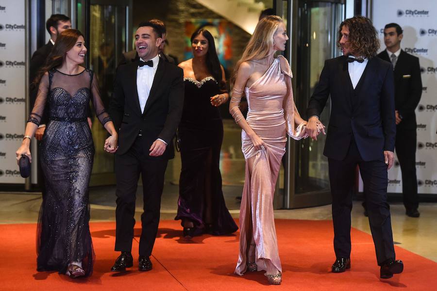 Como antesala al inicio de la celebración de la boda de Lionel Messi, excompañerosen el Barça como Carles Puyol, Xavi, Cesc Fàbregas y Samuel Eto'o, junto a sus esposas, fueron los primeros en posar en la alfombra roja del hotel casino City Center de Rosario.