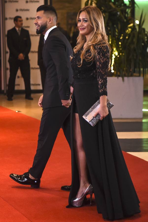 Como antesala al inicio de la celebración de la boda de Lionel Messi, excompañerosen el Barça como Carles Puyol, Xavi, Cesc Fàbregas y Samuel Eto'o, junto a sus esposas, fueron los primeros en posar en la alfombra roja del hotel casino City Center de Rosario.