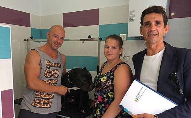 Rocío García y Ángel Macías, con un cliente del autolavado canino