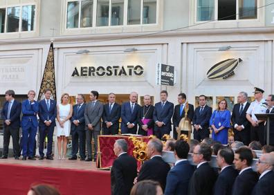 Imagen secundaria 1 - En la imagen superior, la Virgen del Amor, en su recorrido. A la izquierda, autoridades en la plaza de la Constitución. Al lado, la presa liberada. 