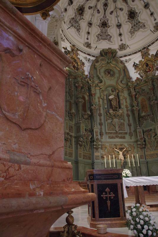 El templo acogió este domingo la primera misa tras los trabajos de reparación de su interior