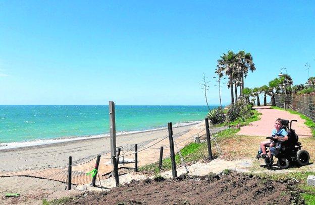 Leonardo al borde de las escaleras de la playa cercana a su casa. :: charo márquez