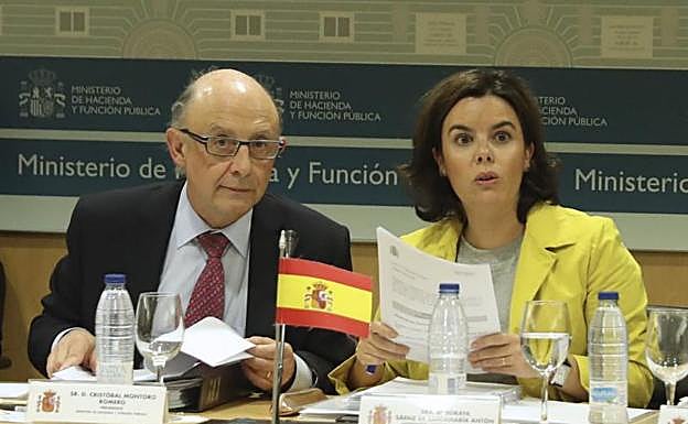 Cristóbal Montoro y Soraya Sáenz de Santamaría.