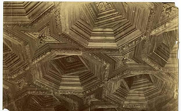 El Archivo Sorolla guarda otras fotos de Málaga como el valioso artesonado de la casa de Muñoz Degraín que hoy se encuentra en la recepción de público del Museo_Picasso.