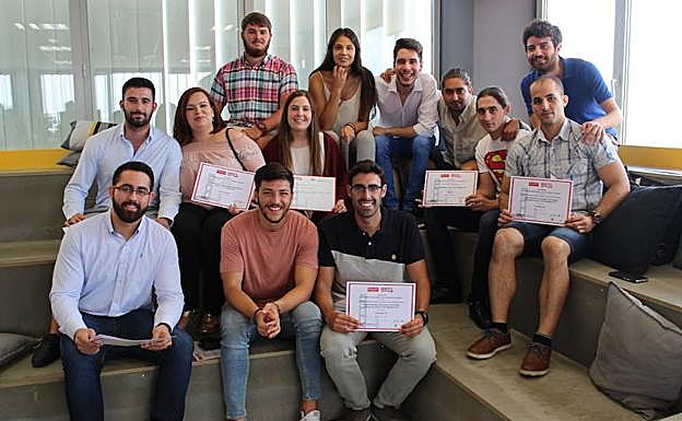 Imagen principal - Participantes en el encuentro Yuzz Málaga. Abajo, a la izquierda, los ganadores de los premios literarios posan con los organizadores. A la derecha, Raquel Fraile y Francisco Carvajal. 