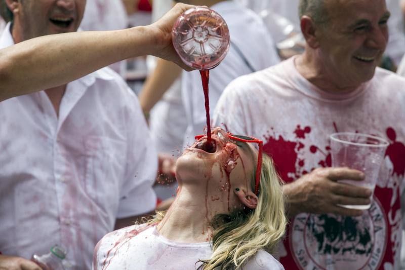Miles de participantes festejan el inicio de las fiestas de San Fermín 2017, hoy tras el lanzamiento del tradicional chupinazo desde el Ayuntamiento de Pamplona.