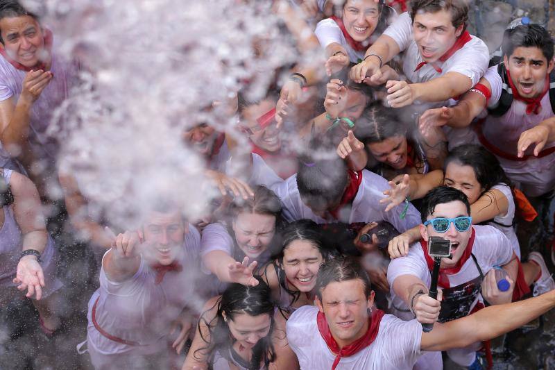 Miles de participantes festejan el inicio de las fiestas de San Fermín 2017, hoy tras el lanzamiento del tradicional chupinazo desde el Ayuntamiento de Pamplona.