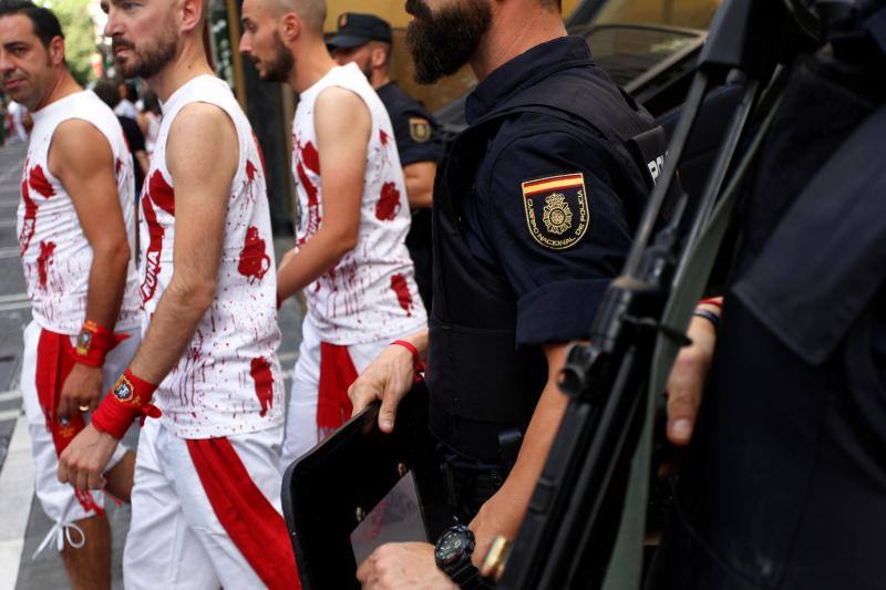 Miles de participantes festejan el inicio de las fiestas de San Fermín 2017, hoy tras el lanzamiento del tradicional chupinazo desde el Ayuntamiento de Pamplona.