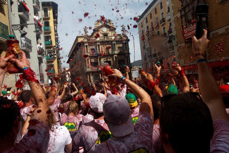 Miles de participantes festejan el inicio de las fiestas de San Fermín 2017, hoy tras el lanzamiento del tradicional chupinazo desde el Ayuntamiento de Pamplona.
