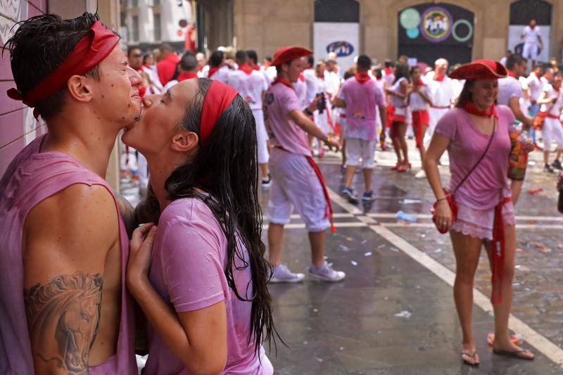 Miles de participantes festejan el inicio de las fiestas de San Fermín 2017, hoy tras el lanzamiento del tradicional chupinazo desde el Ayuntamiento de Pamplona.