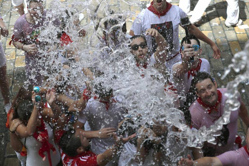 Miles de participantes festejan el inicio de las fiestas de San Fermín 2017, hoy tras el lanzamiento del tradicional chupinazo desde el Ayuntamiento de Pamplona.
