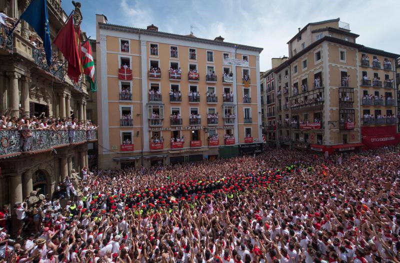 Miles de participantes festejan el inicio de las fiestas de San Fermín 2017, hoy tras el lanzamiento del tradicional chupinazo desde el Ayuntamiento de Pamplona.
