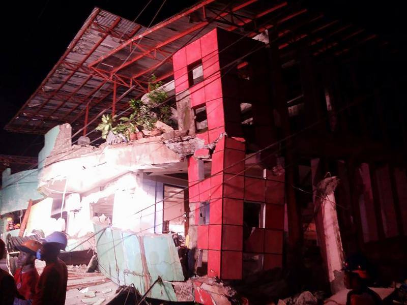 Los bomberos elaboran las labores de rescate de las personas atrapadas en los edificios destruidos por el terremoto