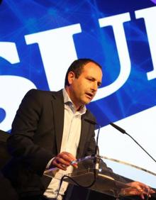 Imagen secundaria 2 - Arriba, Diego Manuel Puente Gascón (Grupo Día). Abajo, a la izquierda, Adelaida de la Calle, durante su intervención. A la derecha, Manuel Castillo, director de SUR.