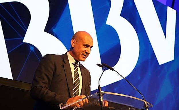 Imagen principal - Arriba, Javier Lebrón, director del BBVA en Málaga y Melilla. Abajo, a la derecha, J. A. Narváez y J. L. Ruiz Espejo (El Rayo Verde), con Manuel Castillo.. A la derecha, Mario García (Sequel), con De la Torre.