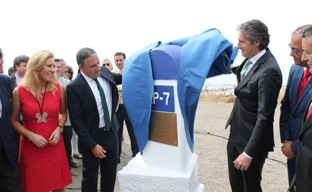 Carolina España, Elías Bendodo y el ministro De la Serna, en la primera piedra del nuevo acceso a Arroyo.