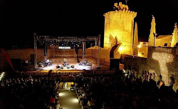 Imagen principal - Auditorio de Torres Oscuras (Torreperogil). Abajo, a la izquierda, Catedral-Mezquita de Córdoba. A la derecha, Alcázar de los Reyes Cristianos de Córdoba.