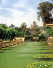 Imagen secundaria 2 - Auditorio de Torres Oscuras (Torreperogil). Abajo, a la izquierda, Catedral-Mezquita de Córdoba. A la derecha, Alcázar de los Reyes Cristianos de Córdoba.