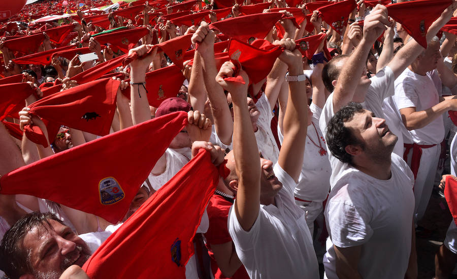 El tradicional acto ha dado inicio a las 12 a los Sanfermines 2017, que sumergirán a Pamplona en 204 horas de fiesta ininterrumpida con un programa de más de 400 actos