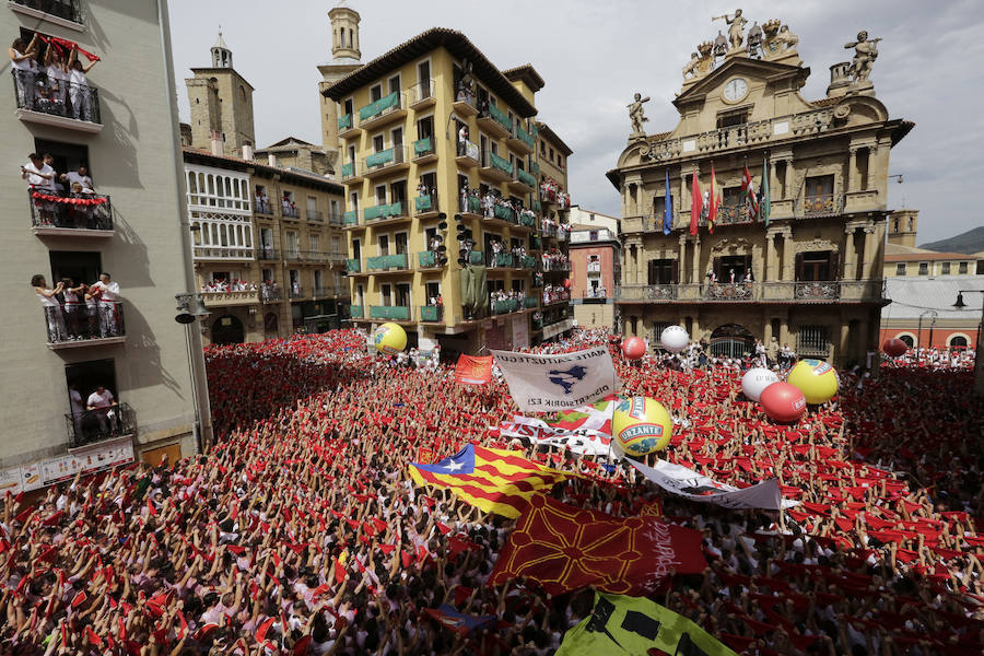 El tradicional acto ha dado inicio a las 12 a los Sanfermines 2017, que sumergirán a Pamplona en 204 horas de fiesta ininterrumpida con un programa de más de 400 actos
