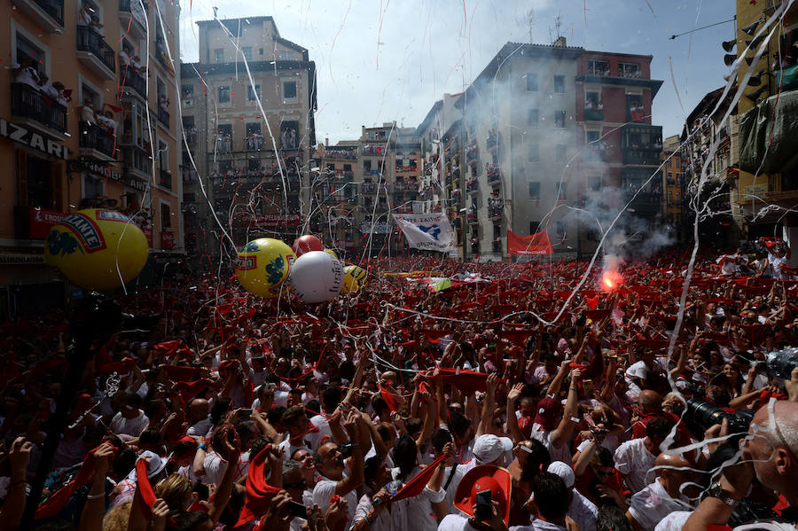 El tradicional acto ha dado inicio a las 12 a los Sanfermines 2017, que sumergirán a Pamplona en 204 horas de fiesta ininterrumpida con un programa de más de 400 actos