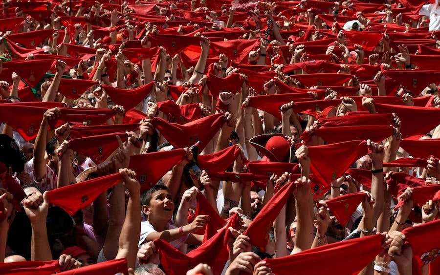 El tradicional acto ha dado inicio a las 12 a los Sanfermines 2017, que sumergirán a Pamplona en 204 horas de fiesta ininterrumpida con un programa de más de 400 actos