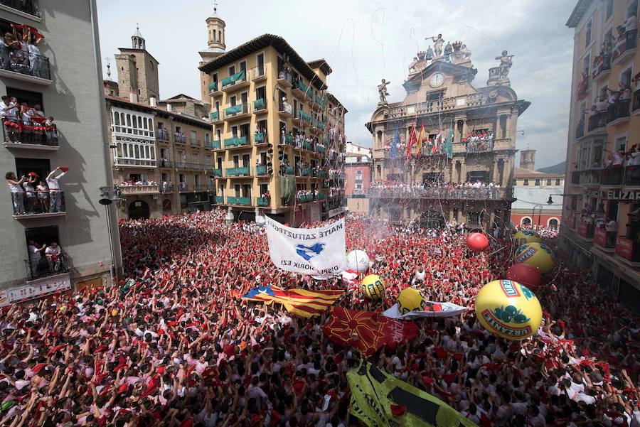 El tradicional acto ha dado inicio a las 12 a los Sanfermines 2017, que sumergirán a Pamplona en 204 horas de fiesta ininterrumpida con un programa de más de 400 actos