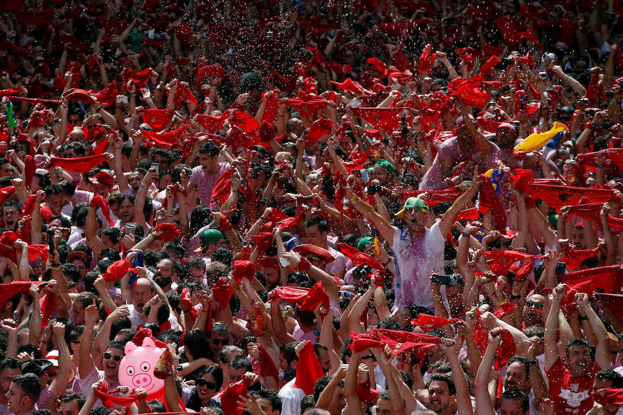 El tradicional acto ha dado inicio a las 12 a los Sanfermines 2017, que sumergirán a Pamplona en 204 horas de fiesta ininterrumpida con un programa de más de 400 actos
