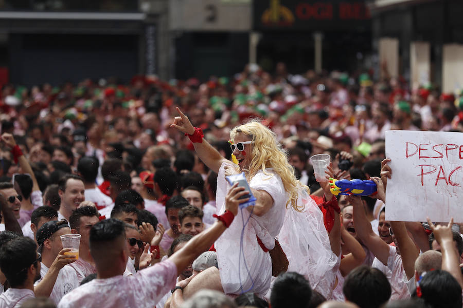 El tradicional acto ha dado inicio a las 12 a los Sanfermines 2017, que sumergirán a Pamplona en 204 horas de fiesta ininterrumpida con un programa de más de 400 actos