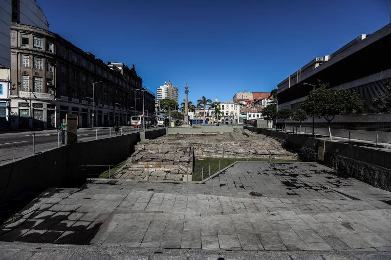 El sitio arqueológico del muelle de Valongo fue inscrito ayer por el Comité en su lista de lugares de interés para la humanidad. Estos vestigios, situados en el centro de Río de Janeiro donde abarcan la totalidad de la plaza del Jornal do Comércio, constituyen "la huella física más importante del arribo forzoso de esclavos de África al continente americano" 