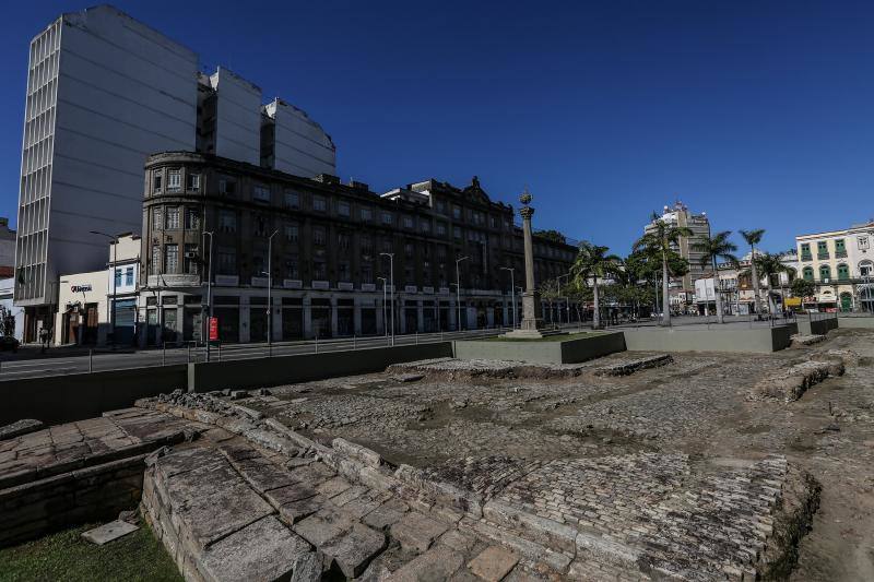 El sitio arqueológico del muelle de Valongo fue inscrito ayer por el Comité en su lista de lugares de interés para la humanidad. Estos vestigios, situados en el centro de Río de Janeiro donde abarcan la totalidad de la plaza del Jornal do Comércio, constituyen "la huella física más importante del arribo forzoso de esclavos de África al continente americano" 