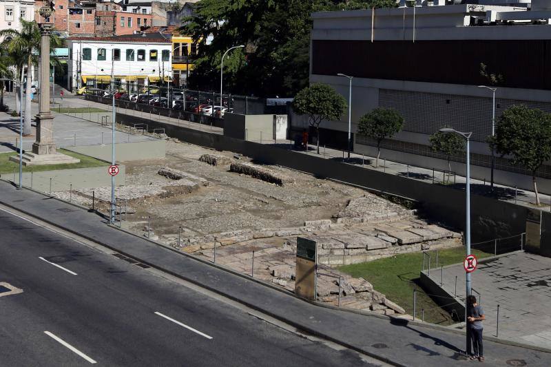 El sitio arqueológico del muelle de Valongo fue inscrito ayer por el Comité en su lista de lugares de interés para la humanidad. Estos vestigios, situados en el centro de Río de Janeiro donde abarcan la totalidad de la plaza del Jornal do Comércio, constituyen "la huella física más importante del arribo forzoso de esclavos de África al continente americano" 
