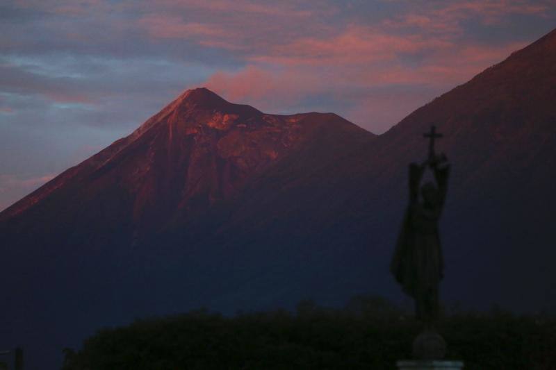 El volcán situado en Alotenango, Guatemala, entra en erupción por sexta vez en el año con dos flujos de lava y partículas de ceniza que caen en comunidades aledañas. El Instituto Nacional de Sismología indicó que por el momento no es necesario realizar evacuaciones.