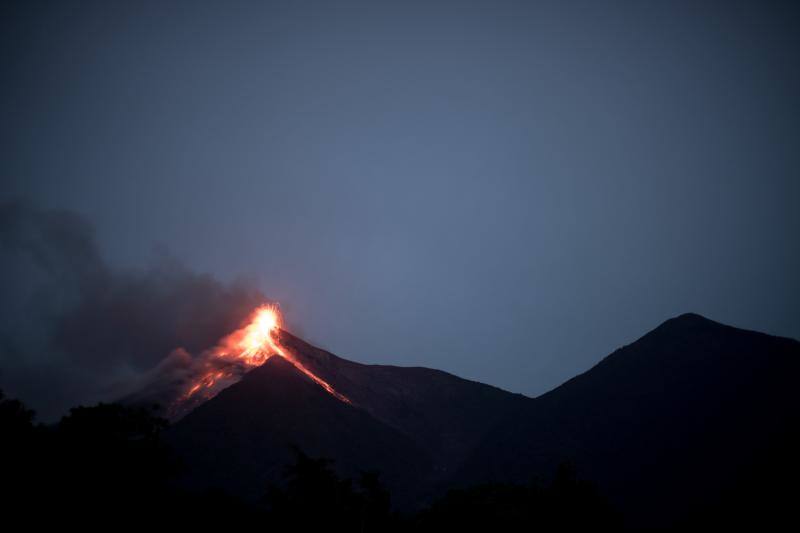 El volcán situado en Alotenango, Guatemala, entra en erupción por sexta vez en el año con dos flujos de lava y partículas de ceniza que caen en comunidades aledañas. El Instituto Nacional de Sismología indicó que por el momento no es necesario realizar evacuaciones.