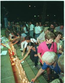 Imagen secundaria 2 - Las autoridades muestran su rechazo al acto terrorista en la noche del sábado 12 de julio y los ciudadanos piden la libertad en la plaza de la Constitución, horas antes de cumplirse el plazo (arriba); altar a las puertas del Ayuntamiento (derecha); minutos de silencio en calle Larios la mañana del 14 de julio (izquierda)